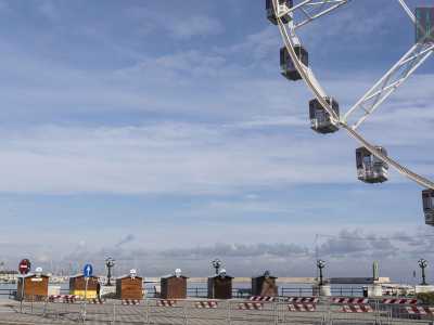 ...assieme a questa grande struttura che permette a chi vuole di guardare dall�alto la citt�, sono per� state contestualmente inserite ai suoi piedi 14 �casette� in legno simili a delle baite di montagna